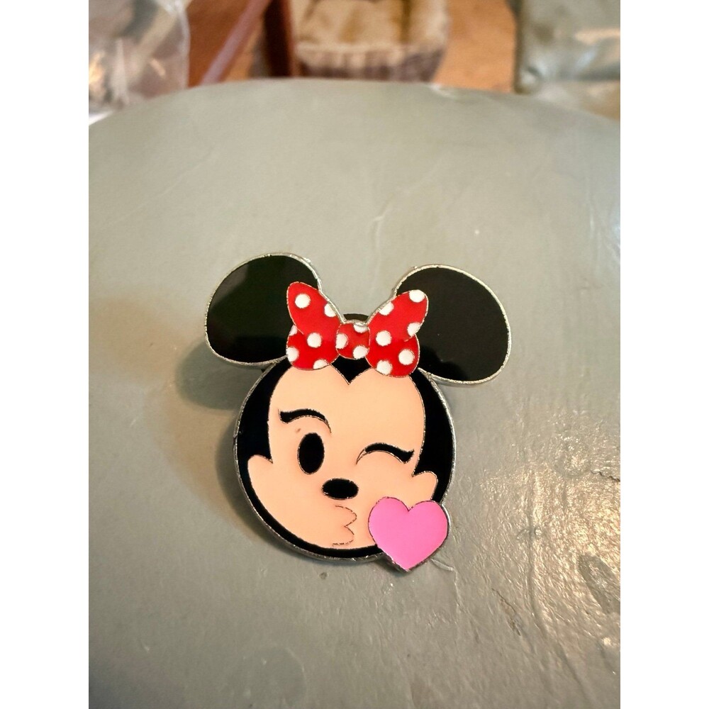 Disney Emoji Blitz Minnie Mouse Kissing Pin